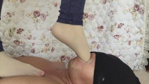 美女坡跟鞋踩软腹全程语言 脚煽脸 全体重跺踩正脸