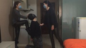 空乘文文联合闺蜜一同惩罚变态尾随大叔