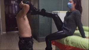 空乘文文联合闺蜜一同惩罚变态尾随大叔