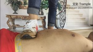 雨后美女沾满泥土的的鞋子用男孩的舌头清理