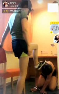 乔安女王运动鞋棉袜调教打耳光踢踹手kao闻鞋子，暴力踢小丁丁