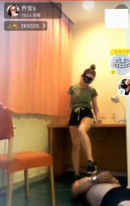 乔安女王运动鞋棉袜调教打耳光踢踹手kao闻鞋子，暴力踢小丁丁