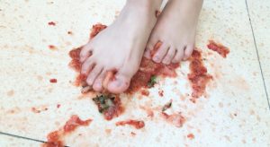 江南倩儿-裸足踩踏草莓很性感