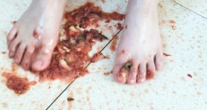 江南倩儿-裸足踩踏草莓很性感