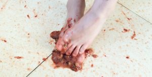 江南倩儿-裸足踩踏草莓很性感