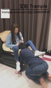 VIVI牛仔裤运动鞋调教贱狗-97L2ZTD-816947