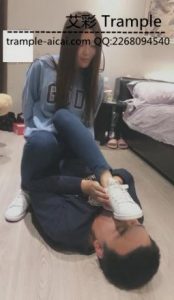 VIVI牛仔裤运动鞋调教贱狗-97L2ZTD-816947