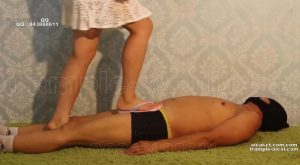 乐蒂践踏踢打这个绿帽