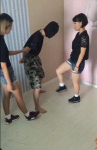 姐妹花巧妙拿低能男生练习爆蛋