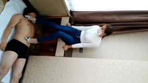 高冷的姐姐将高跟鞋鞋跟深深的踩进我的身体