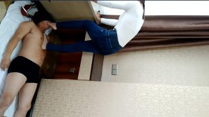 高冷的姐姐将高跟鞋鞋跟深深的踩进我的身体