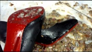 美腿美脚，肉丝高跟鞋践踏贝壳