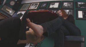 2个女王平底鞋折磨男奴