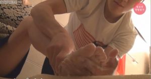 趁女友喝醉品尝她的白嫩美足