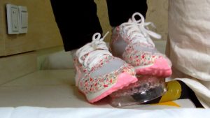 粘在桌子上的DD被女主随意踩踏到吐奶-97LZTD-7925587