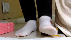 粘在桌子上的DD被女主随意踩踏到吐奶-97LZTD-7925587