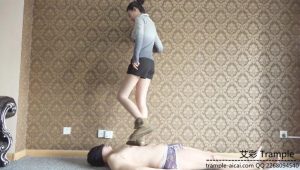 173小美眉肉丝脏底短靴