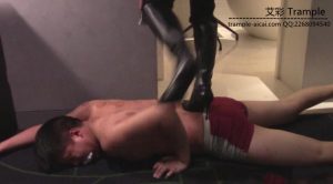 长靴叮叮女王猛跺不停