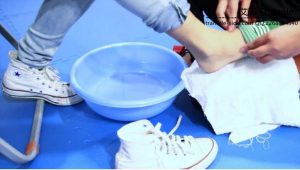 美女直播惩罚搭档闻袜子 神秘宗教洗脚礼 美女脚揉面