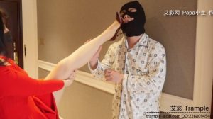 小主高位踢腿三色丝袜虐狗奴