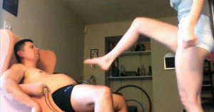 漂亮老婆金蹴猥琐老公，猛踢裆部