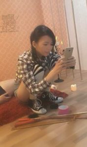 【台湾女神伊娃】棉袜运动鞋调教-平鞋一样踩死贱狗