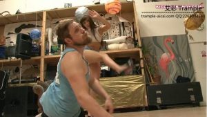 大长腿高跟少妇暴力踢打贱男，踢的不过瘾又换长靴踢