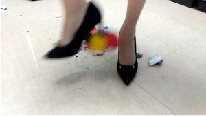 茉莉高跟粉碎陶瓷娃娃