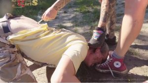 【超清脏鞋系列】超脏鞋双人户外喂食极度羞辱