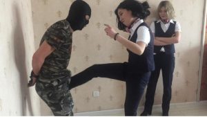 银行女职员逆袭惩治持刀抢劫犯