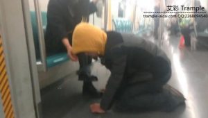 北京安雅女王--超刺激公共场合-坐地铁遛狗