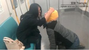 北京安雅女王--超刺激公共场合-坐地铁遛狗