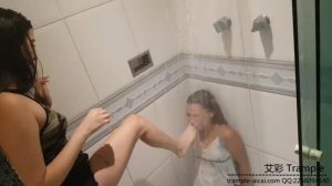 【强烈推荐】性感女神调教母狗跪在浴室用嘴洗脚