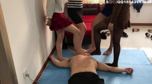 四位美女一起细高跟踩踏，单脚全体重踩头