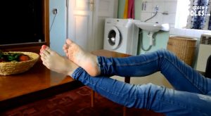 快递小妹的玉足也是很棒的