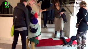 [720P]TRAMPLE 人型擦鞋垫为近百位女性顾客提供擦鞋服务