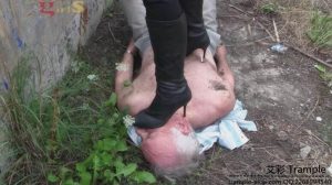 【高清】 性感女主户外无情残忍完虐老头