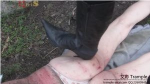 【高清】 性感女主户外无情残忍完虐老头