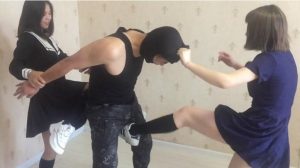 JK制服少女碎蛋足窒息虐大叔