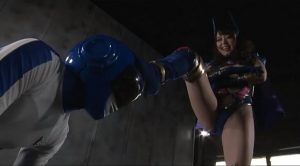 邪恶女干部虐英雄战队