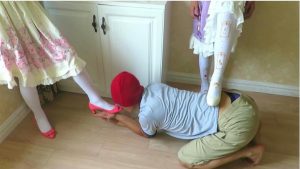 00后中乌中日小主舔鞋踩踏羞辱贱狗！