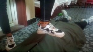 175校园女生初次踩踏尝试