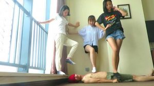 媛、欣、零三主踩贱狗头、胸、下！