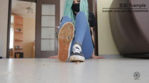 国外二次元女生vans帆布鞋袋子内踩蜗牛