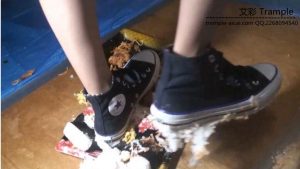 日本19岁高中生帆布鞋踩踏多种食物