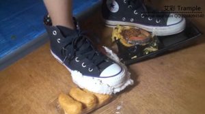 日本19岁高中生帆布鞋踩踏多种食物