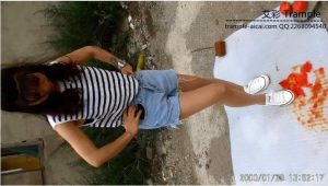 帆布鞋少女VS西红柿