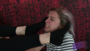 【超清精彩舔脚女奴】大长腿严厉女主强迫小女奴闻鞋，脚深喉