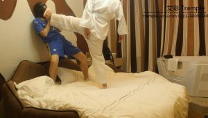 【足下生辉】小雅主人跆拳道调教踩弟