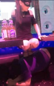 郑州七公主夫妻KTV调教家奴伺候擦鞋舔玉趾-97LZTD-1527